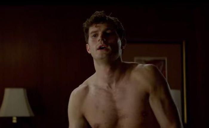 Así canta Jamie Dornan, de 'Cincuenta sombras', en 'Belfast'