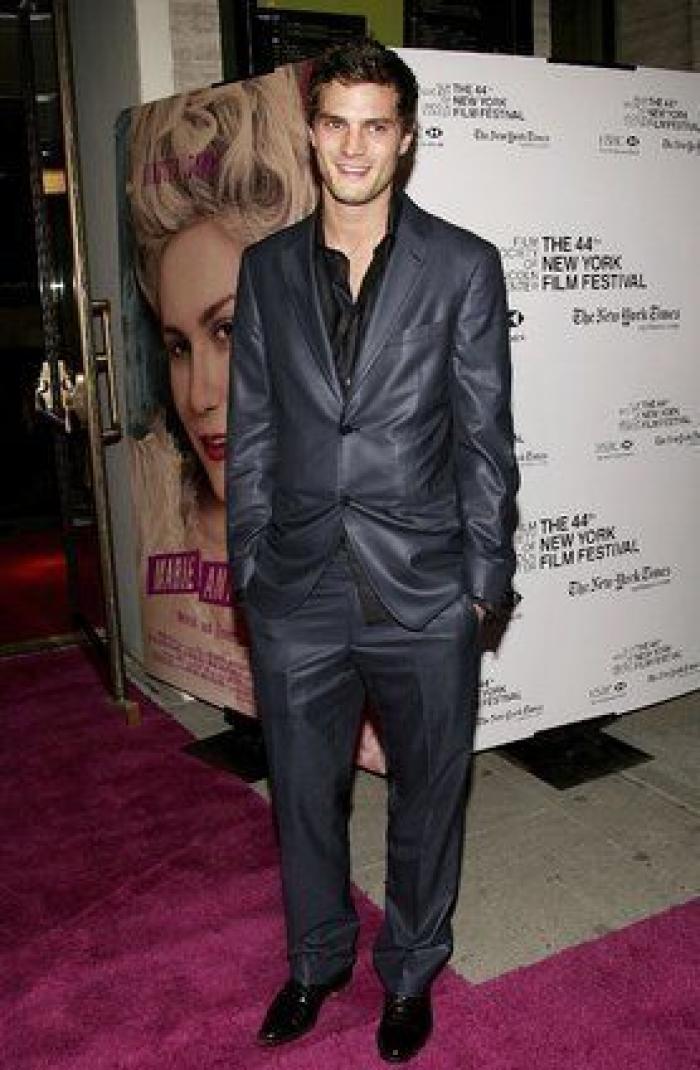 Así canta Jamie Dornan, de 'Cincuenta sombras', en 'Belfast'