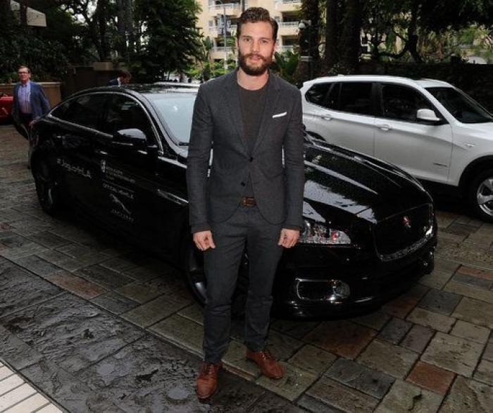 Así canta Jamie Dornan, de 'Cincuenta sombras', en 'Belfast'