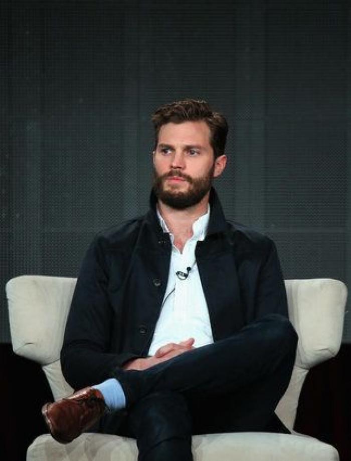 Así canta Jamie Dornan, de 'Cincuenta sombras', en 'Belfast'