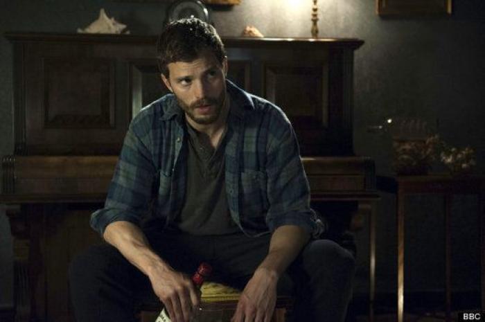 Así canta Jamie Dornan, de 'Cincuenta sombras', en 'Belfast'