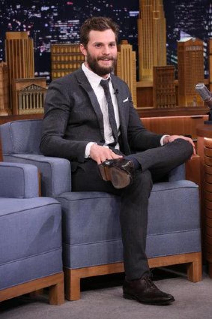 Así canta Jamie Dornan, de 'Cincuenta sombras', en 'Belfast'