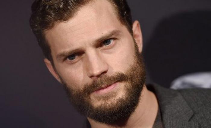 Así canta Jamie Dornan, de 'Cincuenta sombras', en 'Belfast'