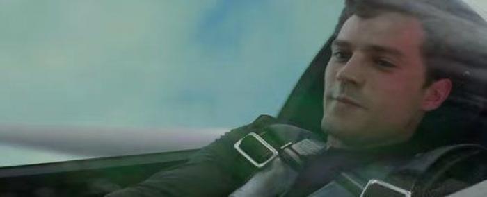 Así canta Jamie Dornan, de 'Cincuenta sombras', en 'Belfast'