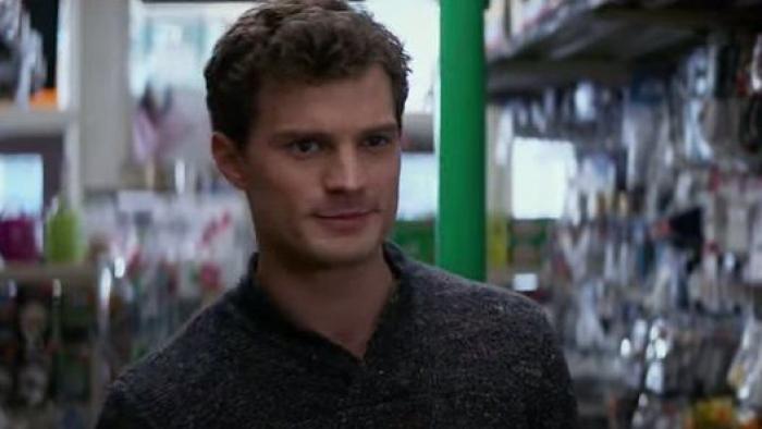 Así canta Jamie Dornan, de 'Cincuenta sombras', en 'Belfast'