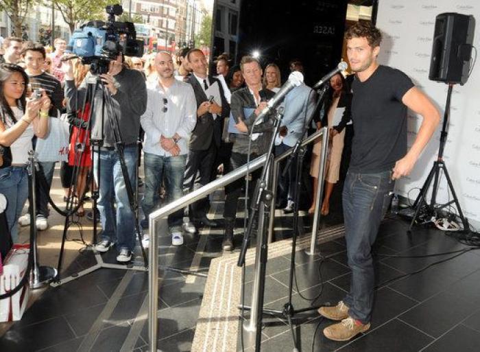 Así canta Jamie Dornan, de 'Cincuenta sombras', en 'Belfast'