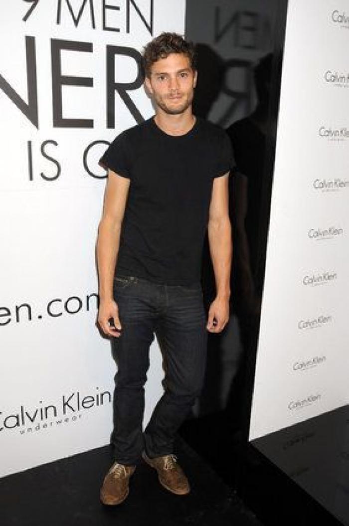 Así canta Jamie Dornan, de 'Cincuenta sombras', en 'Belfast'