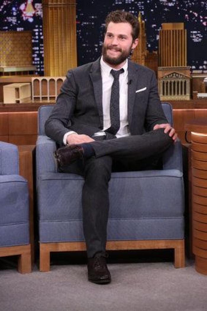 Así canta Jamie Dornan, de 'Cincuenta sombras', en 'Belfast'