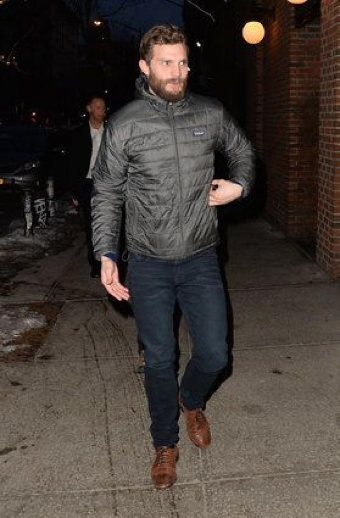 Así canta Jamie Dornan, de 'Cincuenta sombras', en 'Belfast'