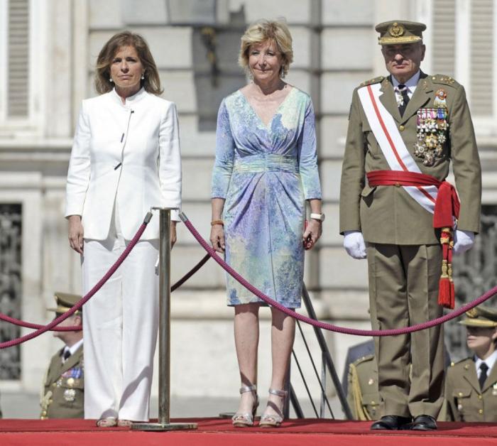 Irina Shayk: escote al límite y traje blanco para desmentir los rumores de crisis con Ronaldo (FOTOS)