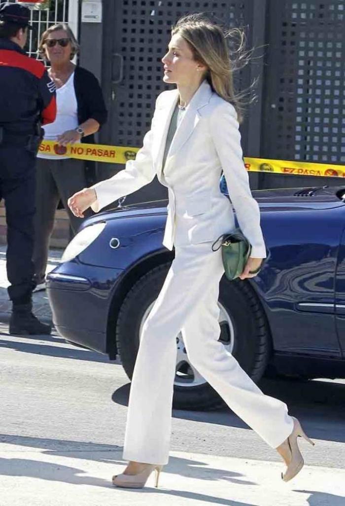 Irina Shayk: escote al límite y traje blanco para desmentir los rumores de crisis con Ronaldo (FOTOS)