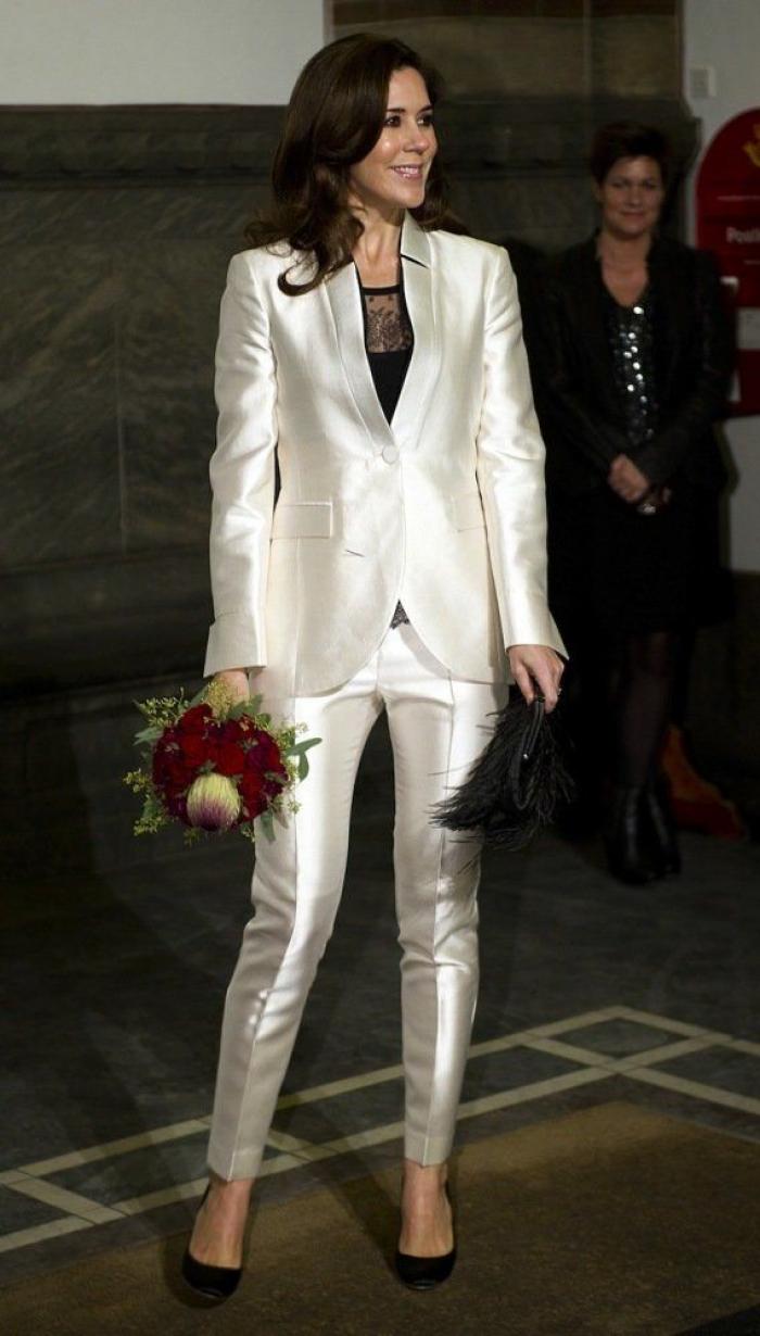 Irina Shayk: escote al límite y traje blanco para desmentir los rumores de crisis con Ronaldo (FOTOS)