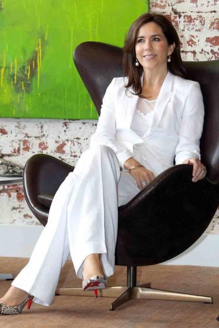 Irina Shayk: escote al límite y traje blanco para desmentir los rumores de crisis con Ronaldo (FOTOS)