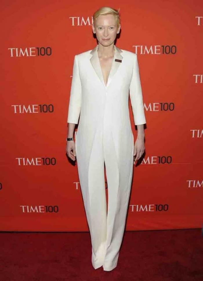 Irina Shayk: escote al límite y traje blanco para desmentir los rumores de crisis con Ronaldo (FOTOS)