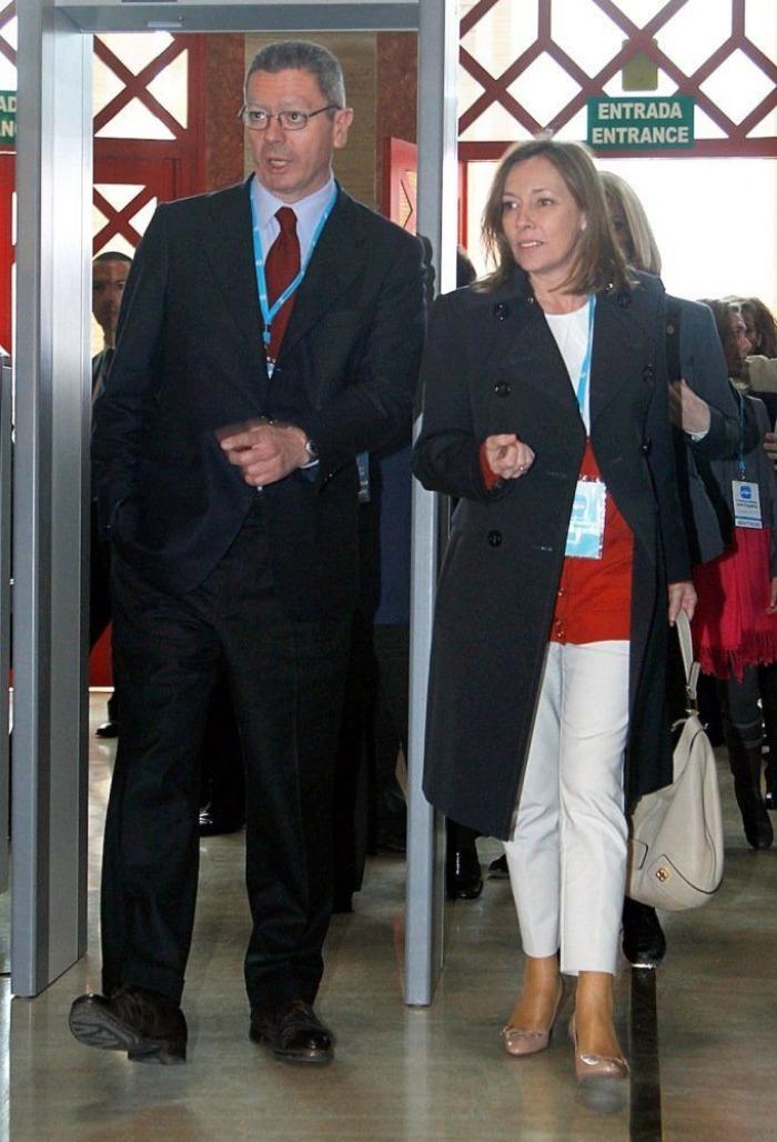 Elvira Fernández, Viri: la mujer de Rajoy reaparece de blanco (FOTOS)