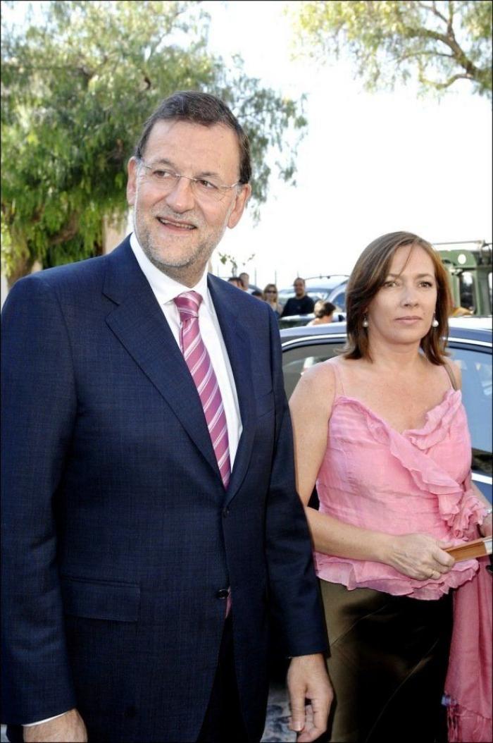 Elvira Fernández, Viri: la mujer de Rajoy reaparece de blanco (FOTOS)