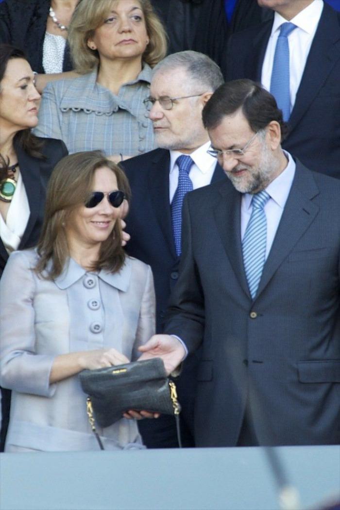 Elvira Fernández, Viri: la mujer de Rajoy reaparece de blanco (FOTOS)
