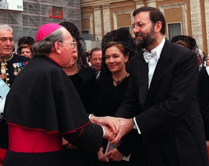 Elvira Fernández, Viri: la mujer de Rajoy reaparece de blanco (FOTOS)