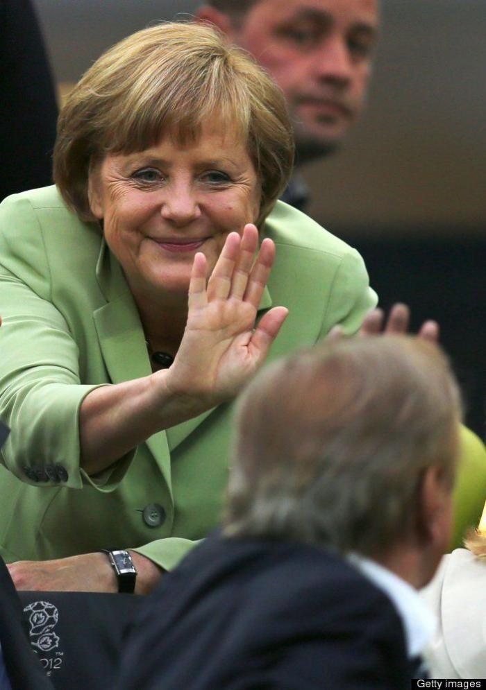 Merkel causa furor en el partido Grecia- Alemania (FOTOS)