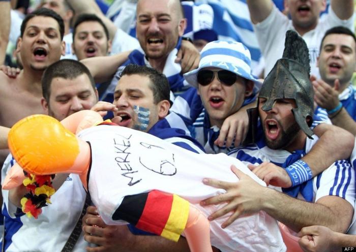 Merkel causa furor en el partido Grecia- Alemania (FOTOS)
