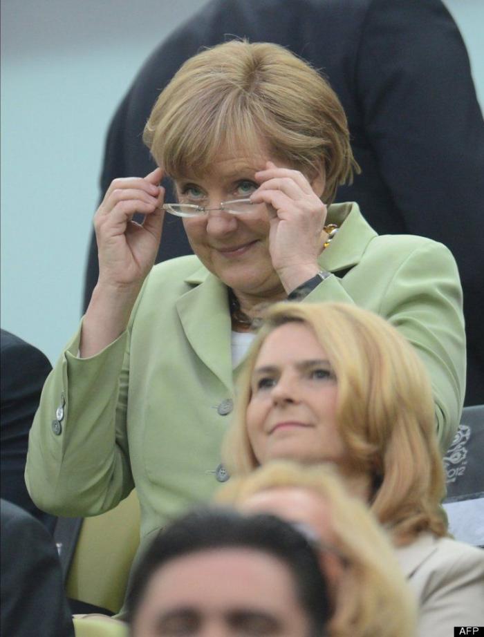 Merkel causa furor en el partido Grecia- Alemania (FOTOS)