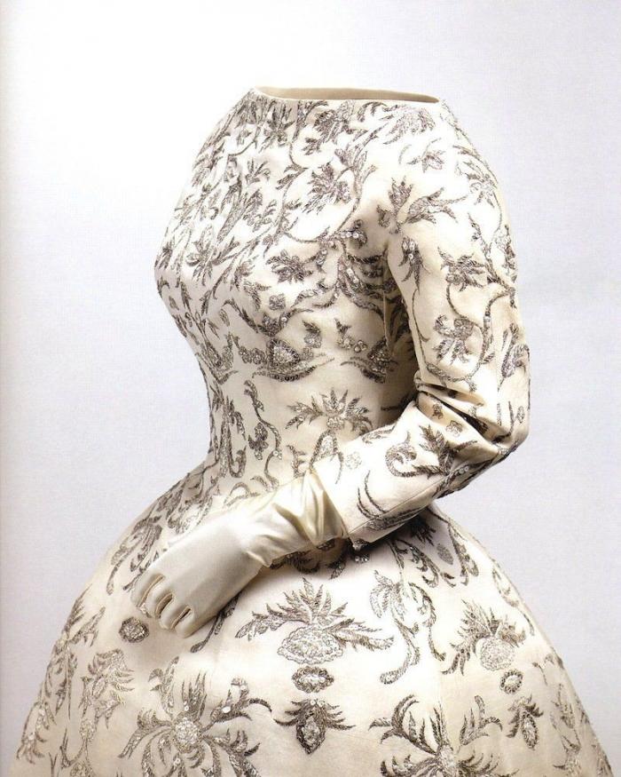 Balenciaga por Outumuro: "Mirar y pensar Balenciaga" llega al Museo del Traje de Madrid (FOTOS)