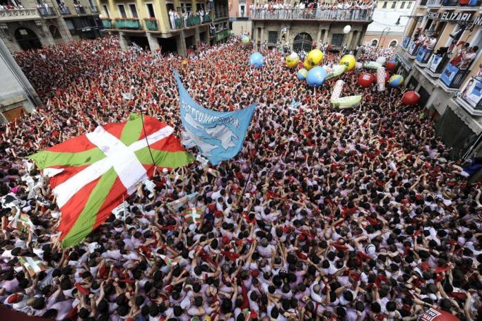 San Fermín comienza en Pamplona con el lanzamiento del chupinazo (FOTOS Y VÍDEO)