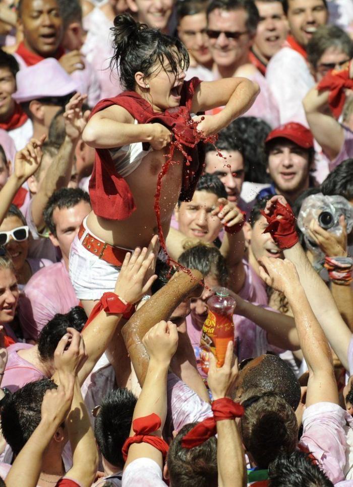 San Fermín comienza en Pamplona con el lanzamiento del chupinazo (FOTOS Y VÍDEO)