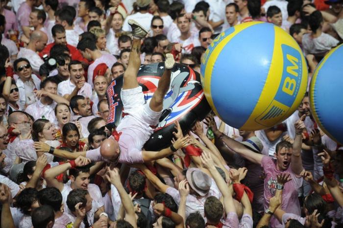 San Fermín comienza en Pamplona con el lanzamiento del chupinazo (FOTOS Y VÍDEO)
