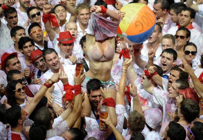 San Fermín comienza en Pamplona con el lanzamiento del chupinazo (FOTOS Y VÍDEO)