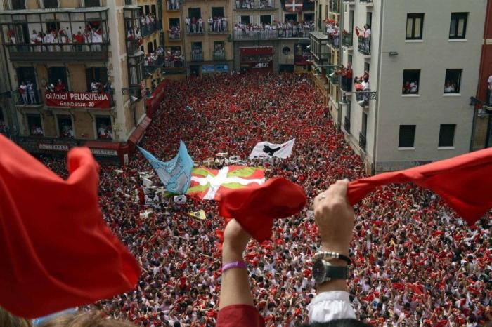 San Fermín comienza en Pamplona con el lanzamiento del chupinazo (FOTOS Y VÍDEO)