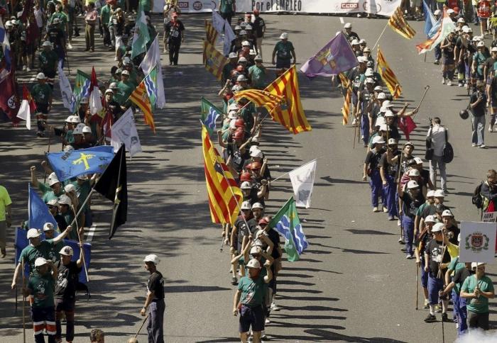 Miles de personas acompañan en Sol a la Marcha Negra en la 'noche minera' (VÍDEO, FOTOS)