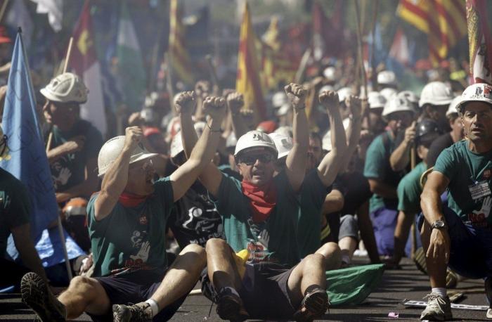 Miles de personas acompañan en Sol a la Marcha Negra en la 'noche minera' (VÍDEO, FOTOS)