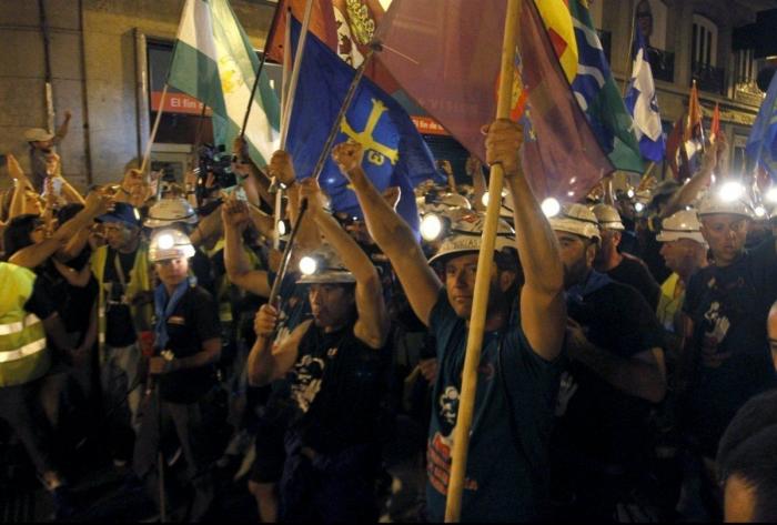 Miles de personas acompañan en Sol a la Marcha Negra en la 'noche minera' (VÍDEO, FOTOS)