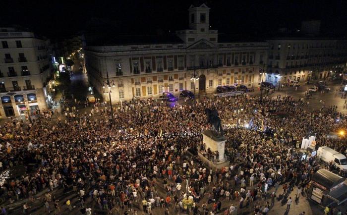 Miles de personas acompañan en Sol a la Marcha Negra en la 'noche minera' (VÍDEO, FOTOS)