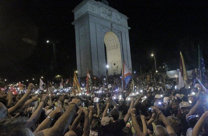 Miles de personas acompañan en Sol a la Marcha Negra en la 'noche minera' (VÍDEO, FOTOS)