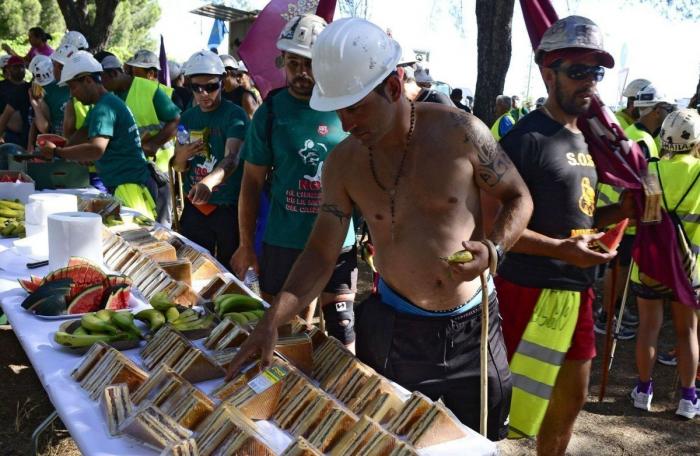 Miles de personas acompañan en Sol a la Marcha Negra en la 'noche minera' (VÍDEO, FOTOS)
