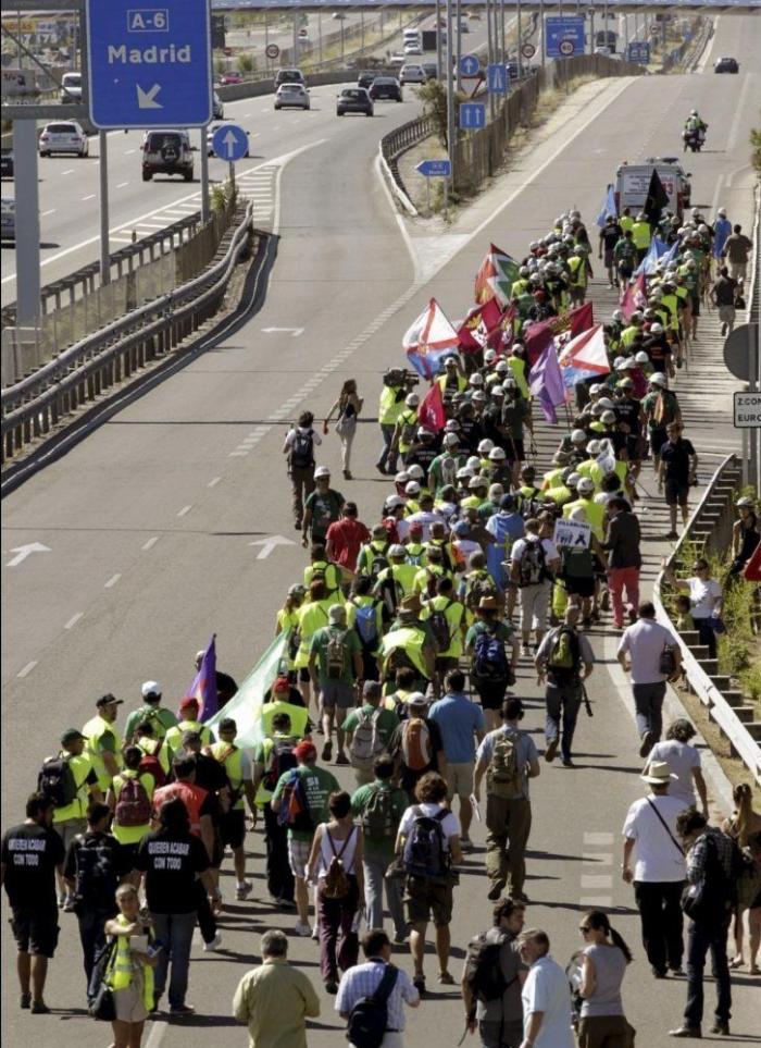 Miles de personas acompañan en Sol a la Marcha Negra en la 'noche minera' (VÍDEO, FOTOS)