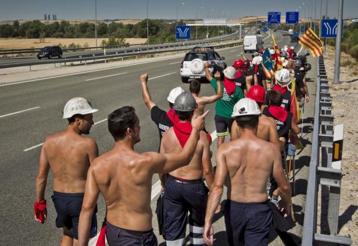 Miles de personas acompañan en Sol a la Marcha Negra en la 'noche minera' (VÍDEO, FOTOS)