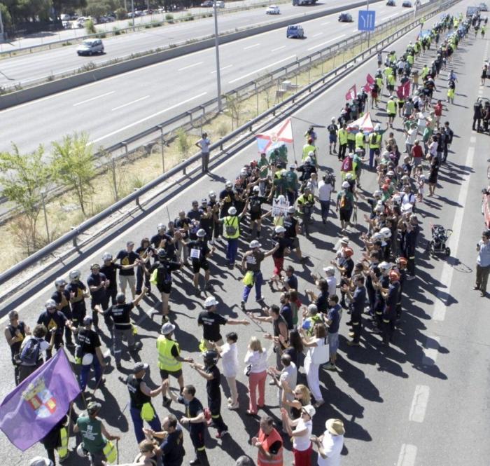Miles de personas acompañan en Sol a la Marcha Negra en la 'noche minera' (VÍDEO, FOTOS)