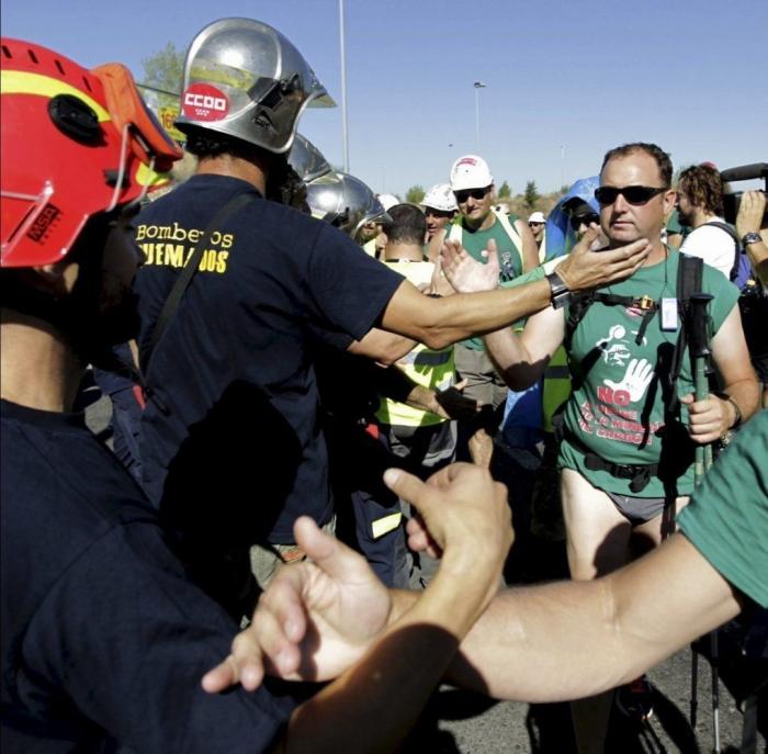 Miles de personas acompañan en Sol a la Marcha Negra en la 'noche minera' (VÍDEO, FOTOS)