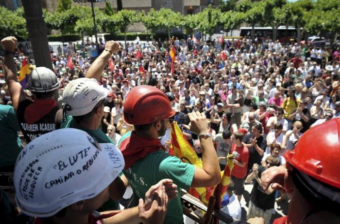 Miles de personas acompañan en Sol a la Marcha Negra en la 'noche minera' (VÍDEO, FOTOS)