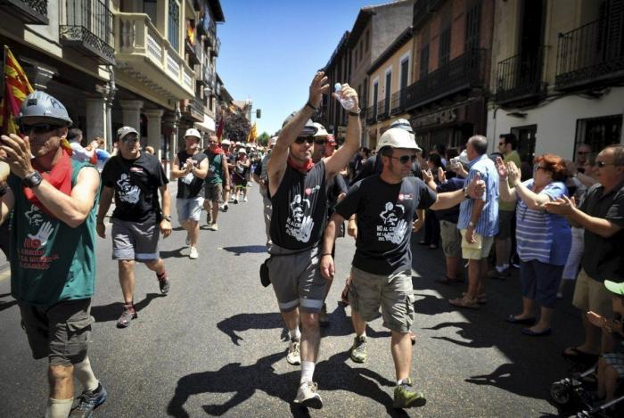 Miles de personas acompañan en Sol a la Marcha Negra en la 'noche minera' (VÍDEO, FOTOS)