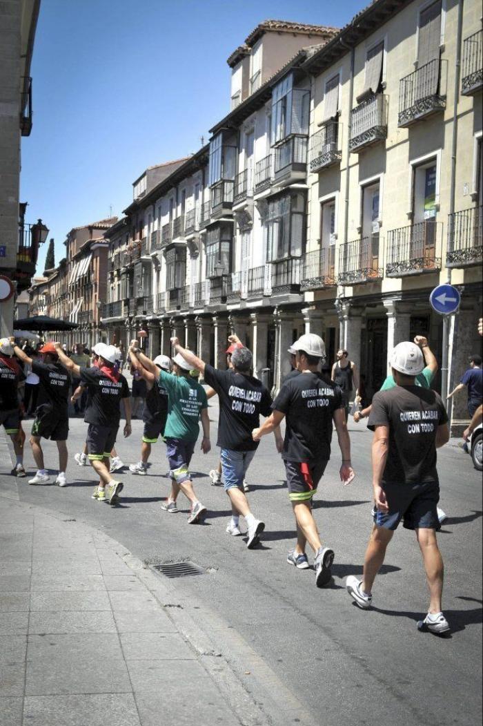Miles de personas acompañan en Sol a la Marcha Negra en la 'noche minera' (VÍDEO, FOTOS)