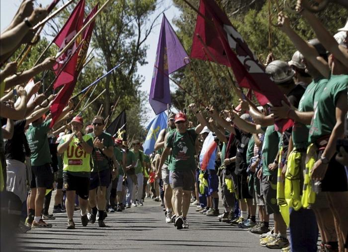 Miles de personas acompañan en Sol a la Marcha Negra en la 'noche minera' (VÍDEO, FOTOS)