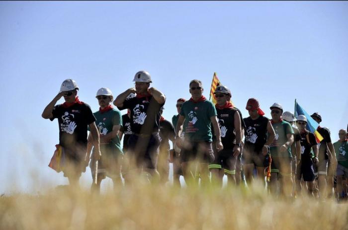 Miles de personas acompañan en Sol a la Marcha Negra en la 'noche minera' (VÍDEO, FOTOS)