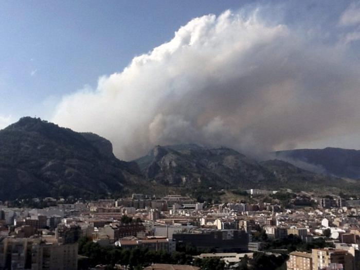 El incendio de Alcoy amenaza un parque natural y podría haber quemado ya 150 hectáreas (FOTOS)