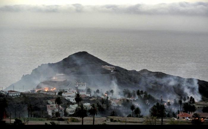 El incendio de Tenerife alcanza el Parque Nacional del Teide (FOTOS)