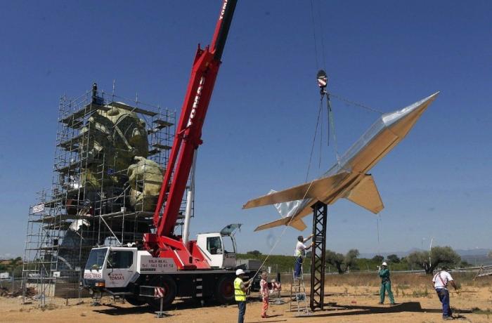 Aeropuerto de Castellón: la escultura de Ripollés de más de 300.000 € ya tiene el último detalle (FOTOS)