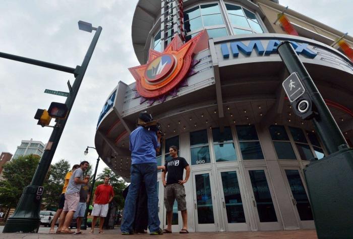 El asesino del cine de Denver compró su arsenal a través de internet (FOTOS)